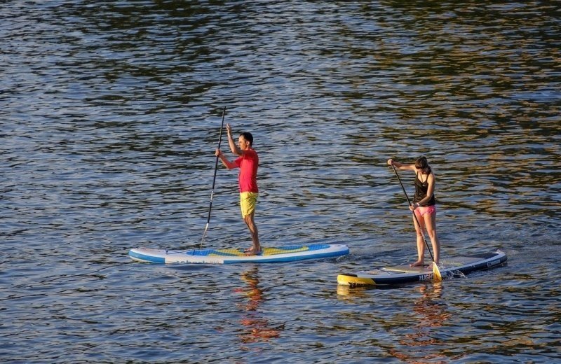 Stand up paddling see